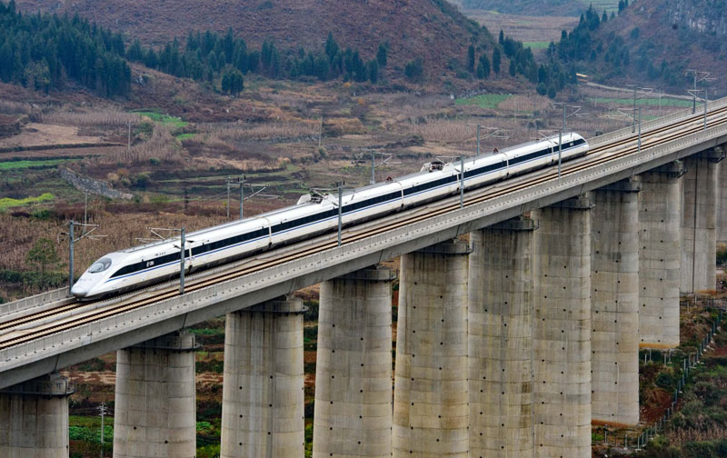 High-speed train G4135  running from Guiyang to Kunming on December 28, 2016 on the railway built between Shanghai and Yunnan Province. [Photo: gov.cn]  