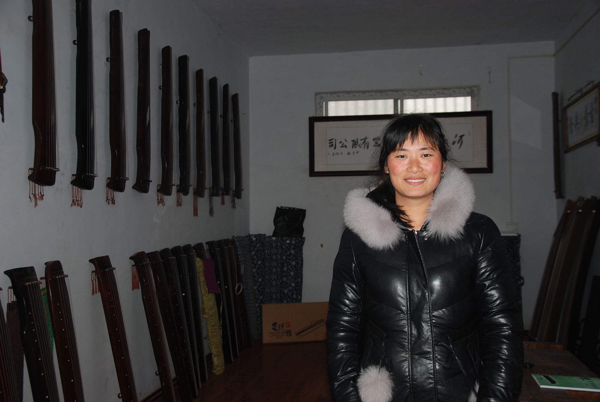 Xing Na with her traditional Chinese musical instrument products to be sold [Photo: China Plus]