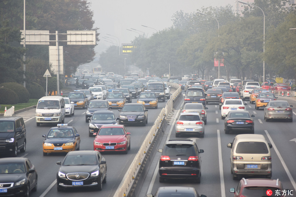 Masses of cars travel on the road in heavy smog in Beijing, China, 4 November 2016.[Photo:dfic]