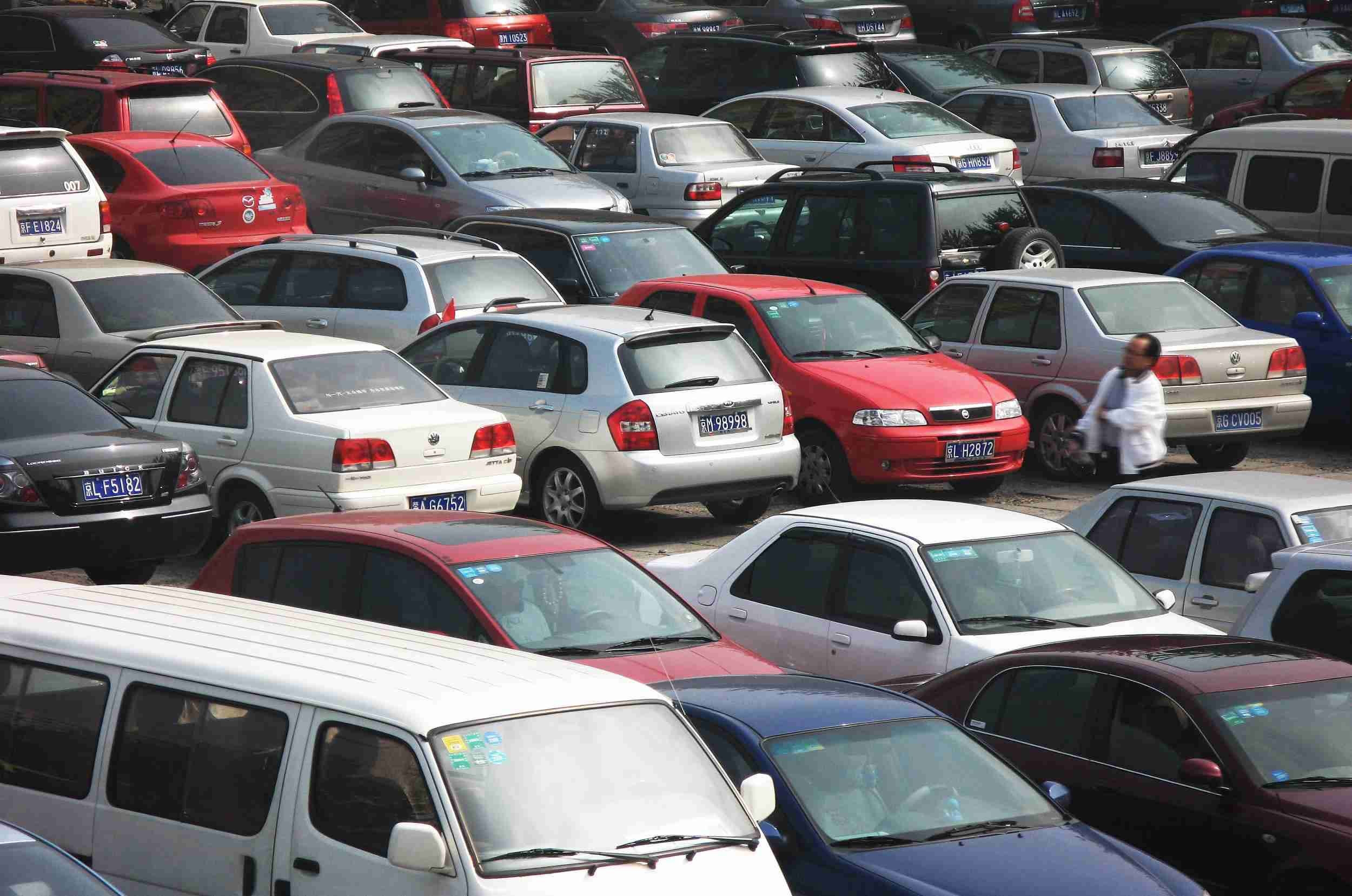 A crowded parking lot in Beijing [Photo: VCG]