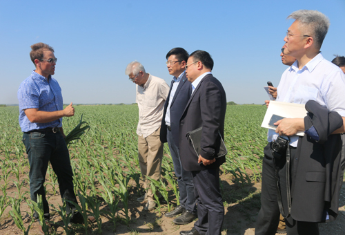 Grant Kimberly (left), an owner of the Kimberly Farm in Iowa, talks to a Chinese think tank researchers on Sunday, June 11,2017 at his farm. [Photo: China Plus/Lv Xiaohong]