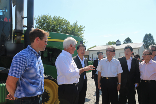 Rick Kimberly (second left), an owner of the Kimberly Farm in Iowa, talks to a delegation of leading Chinese think tanks on his farm on Sunday, June 11,2017. [Photo: China Plus/Lv Xiaohong] 