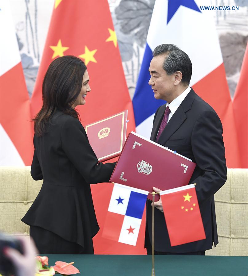Chinese Foreign Minister Wang Yi and Isabel Saint Malo de Alvarado, Panama's vice president and foreign minister, shake hands after signing the joint communique in Beijing, capital of China, June 13, 2017. [Photo: Xinhua]