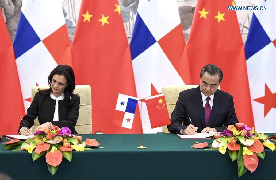 Chinese Foreign Minister Wang Yi and Isabel Saint Malo de Alvarado, Panama's vice president and foreign minister, sign the joint communique in Beijing, capital of China, June 13, 2017. [Photo: Xinhua]