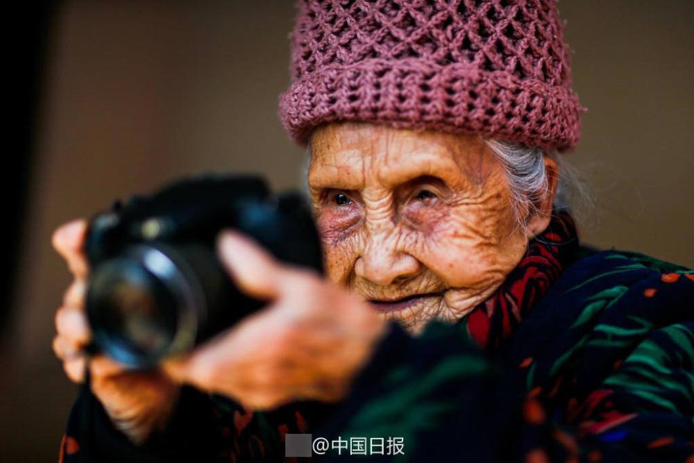 105岁还在工作的老奶奶 Can you imagine working at 105 years old?