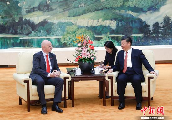 Chinese President Xi Jinping (R) meets with President of the Fédération Internationale de Football Association (FIFA) Gianni Infantino in Beijing on Wednesday. [Chinanews.com]