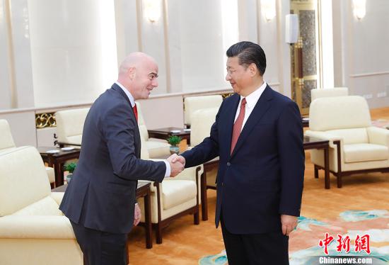 Chinese President Xi Jinping (R) meets with President of the Fédération Internationale de Football Association (FIFA) Gianni Infantino in Beijing on Wednesday. [Chinanews.com]
