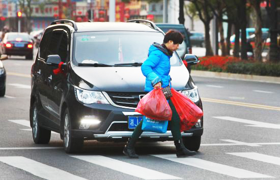 A driver fails to give way to pedestrians on crosswalks. [File Photo: sina.com]