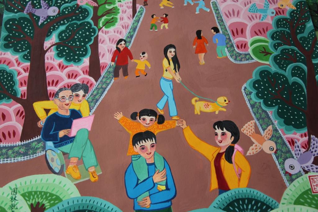 Guo Kailiang, director of the Sheyang Farmers Painting Institute, says the most obvious feature of their paintings is the depiction of joy and festivities. [Photo: Chinaplus/Yin Xiuqi]