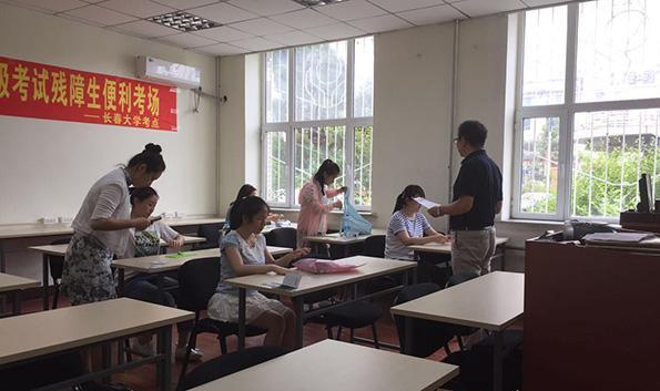 Five blind students sitting the national college English test in Changchun, capital of northeast China's Jilin Province. [Photo: news.youth.cn]