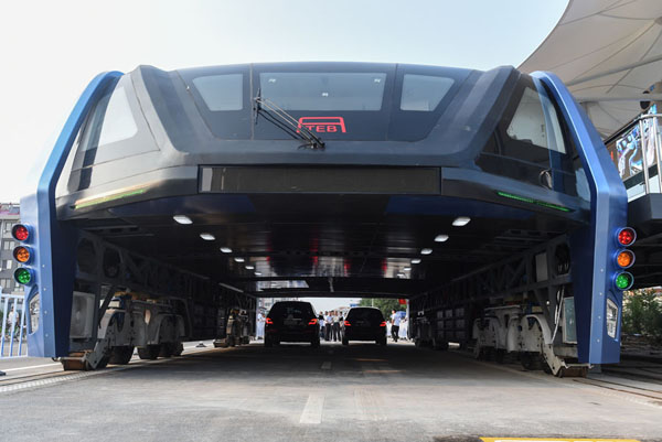 The transit elevated bus TEB on a road test in Qinhuangdao, Hebei province, Aug 2, 2016.[Photo: Xinhua]