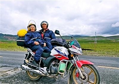 Song Jianhui and his 84-year-old mom pause to take a photo on their way to Tibet. [Photo: qq.com]