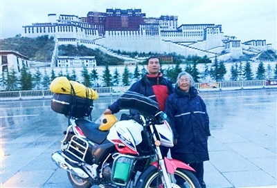 Song Jianhui and his 84-year-old mother are photographed at the Potala Palace in Tibet's regional capital, Lhasa. [Photo: qq.com]