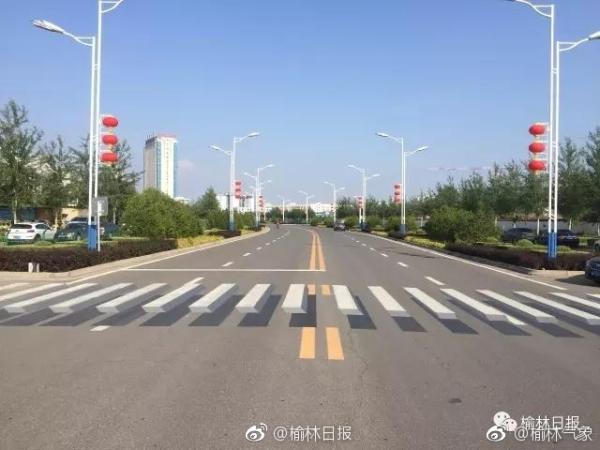 A 3D crosswalk appears to look like stones floating in the air near a middle school in the city of Yulin, northwest China's Shaanxi Province. [Photo: Yulin Daily]