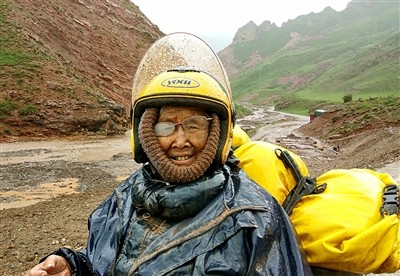 A photo of the 84-year-old woman on a motorcycle trip to Tibet. [Photo: qq.com]