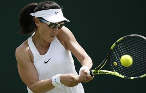 Zheng Saisai of China in action against Darya Kasatkina from Russia at the Wimbledon Championships. [Photo: eastday.com]