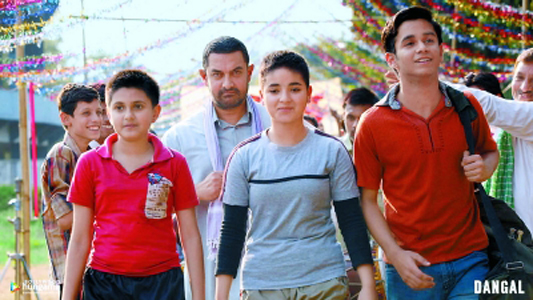 "Dangal" tells the story of a former wrestler who trains his daughters to be world-class champions, against social norms and gender stereotypes.[Photo:news.hexun.com]