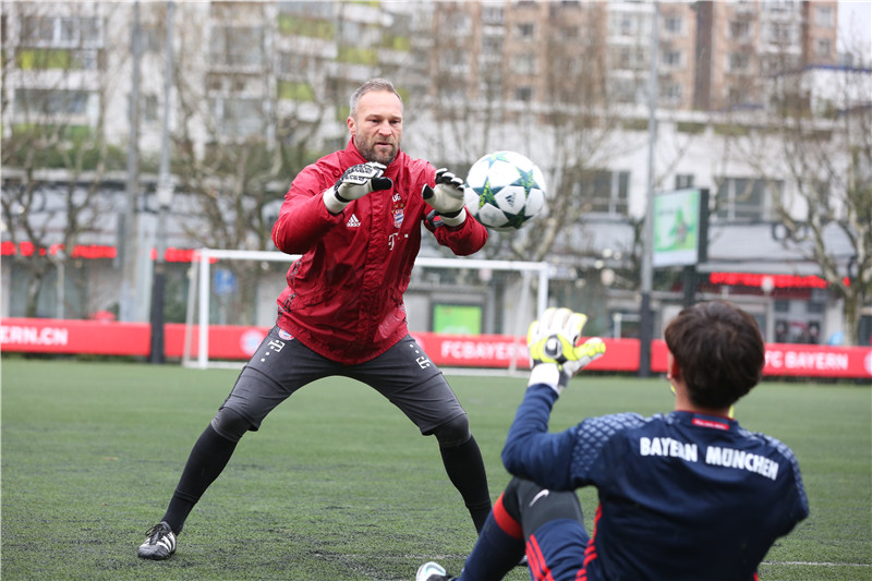The goalkeeper coach from Bayern Munich trains Chinese young football players. [Photo: China Plus]