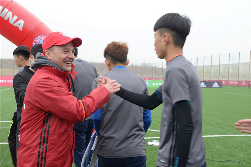The coach from Bayern Munich trains Chinese young football players. [Photo: China Plus]
