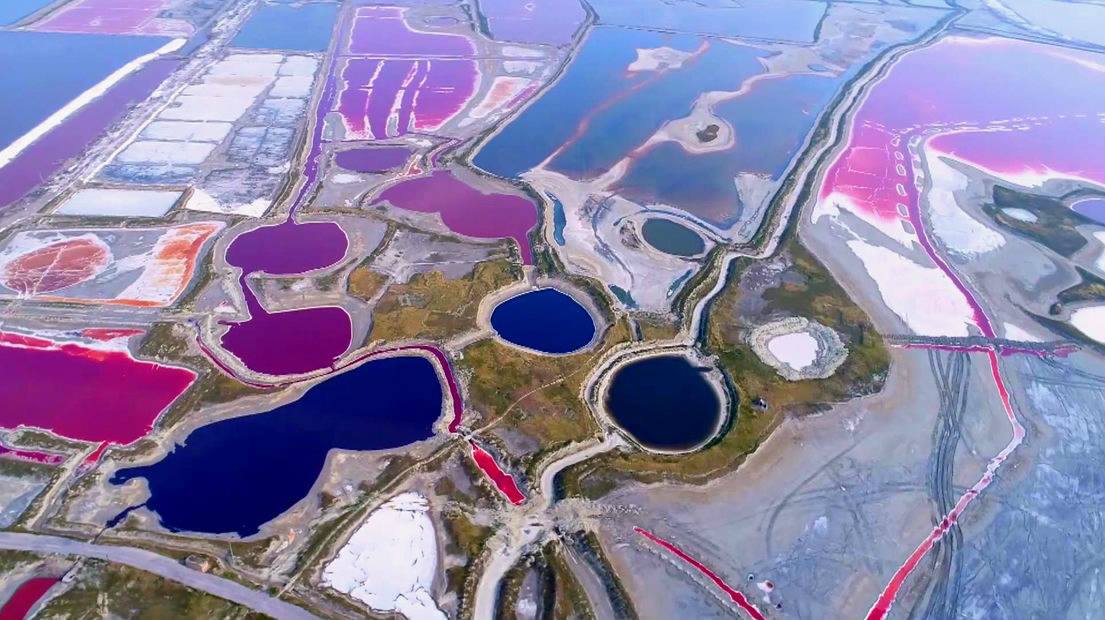 湖水变身为五彩池塘 Lake transforms into Multi-colored pools 