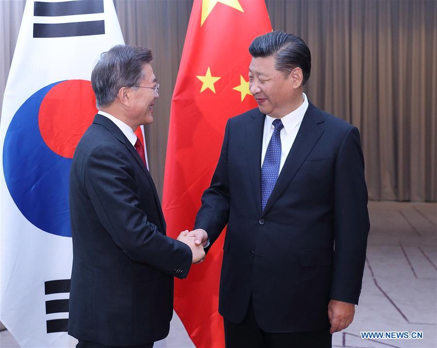 Chinese President Xi Jinping (R) meets with his South Korean counterpart Moon Jae-in in Berlin, Germany, July 6, 2017. [Photo: Xinhua/Wang Ye]