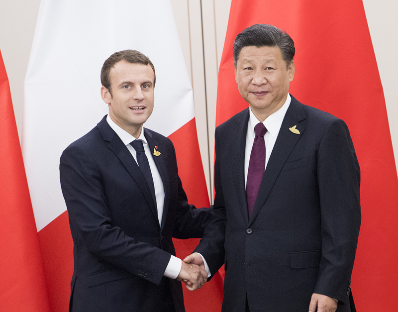 Chinese President Xi Jinping (R) meets with his French counterpart Emmanuel Macron in Hamburg, Germany, on Saturday, July 8, 2017. [Photo: Xinhua]