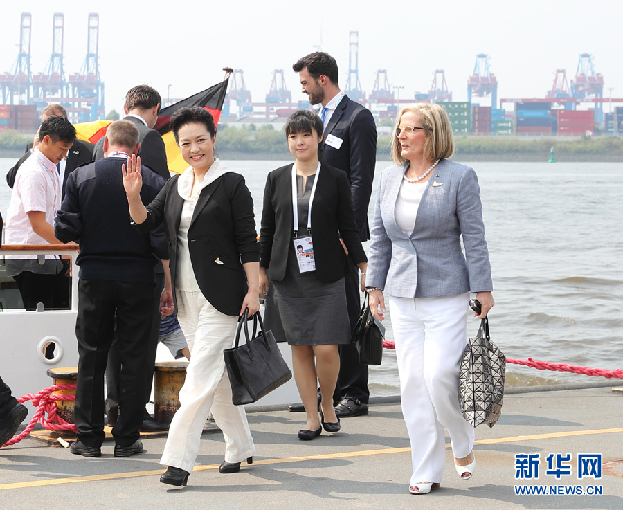 Peng Liyuan, wife of Chinese President Xi Jinping, visits Port of Hamburg on Friday. [Photo: Xinhua]