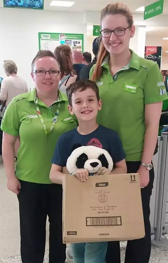 A picture shows Leon and his new friends at Asda supermarket in Liverpool, UK. [Photo: sohu.com]