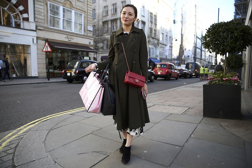 Chinese tourist Ines Chou poses for a portrait on New Bond Street in London, Britain October 5, 2016.[Photo: VCG]