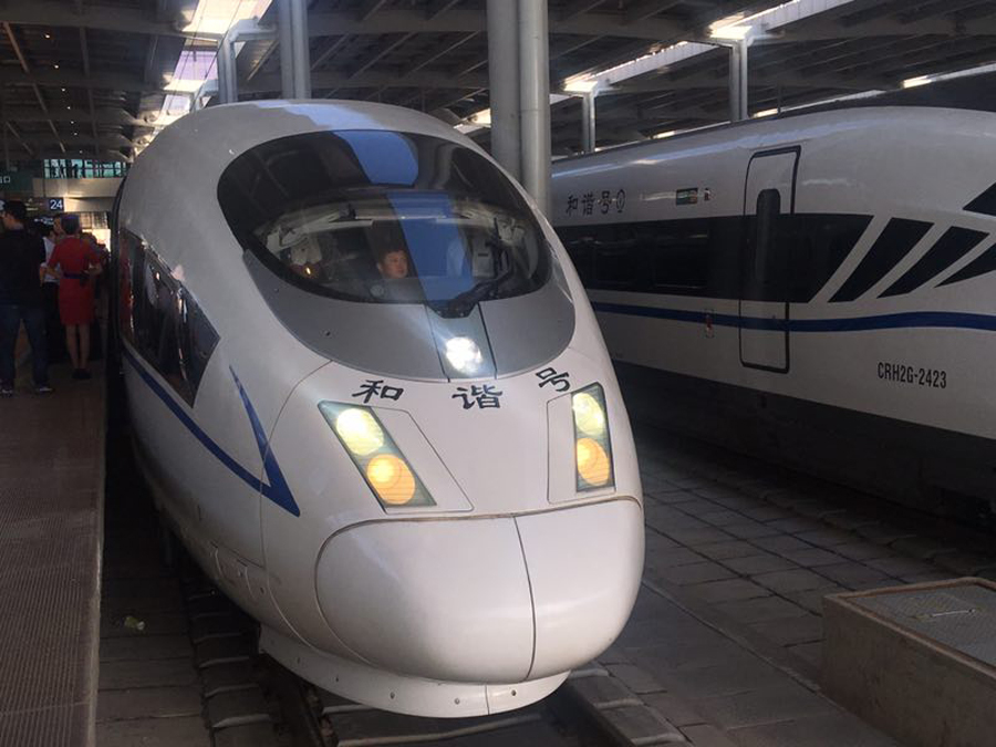 A new bullet train that connects Lanzhou in Gansu province and Baoji in Shaanxi province departs from Lanzhou West Railway Station on Sunday morning. [Photo: ChinaDaily]