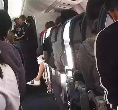 Photo shows a passenger assaulted a flight attendant. [Photo: dahebao.cn]