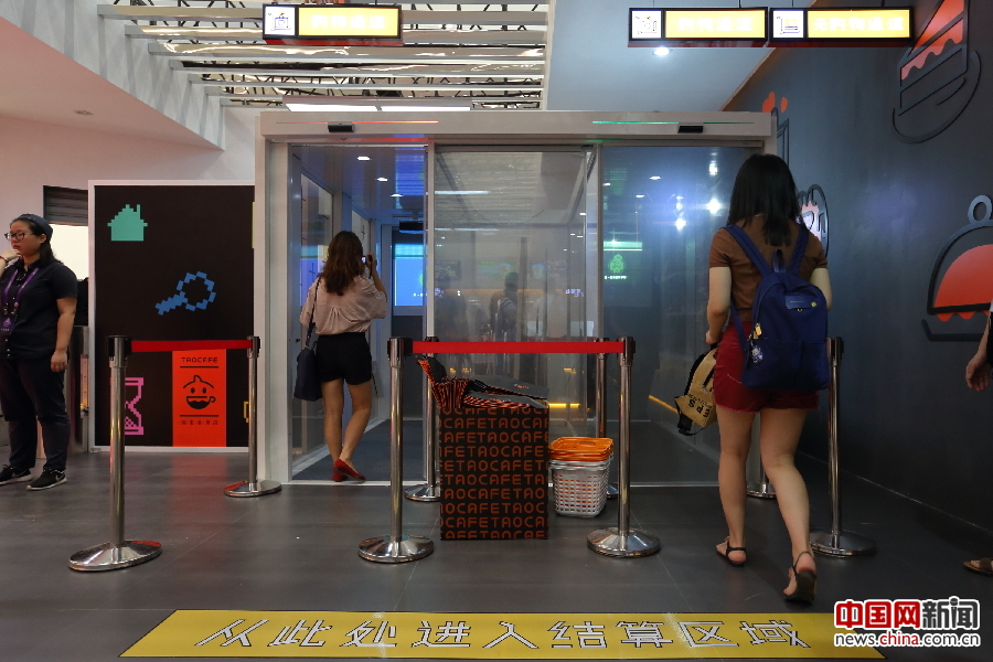 Customers pass through the "payment door." [Photo: China.org.cn]
