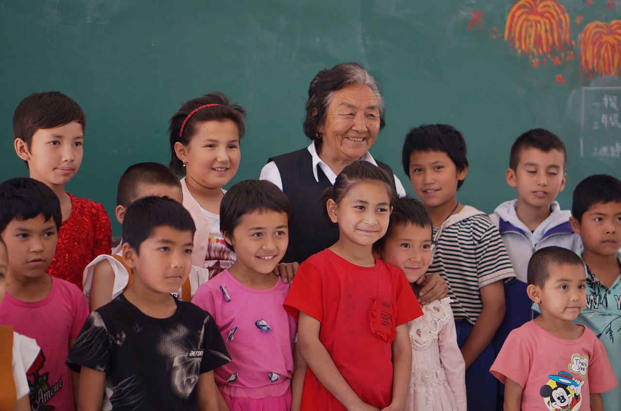 Pan Yulian and her students. [Photo: China Plus]