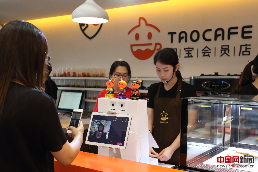 A customer speaks to the screen in the food ordering area. [Photo: China.org.cn]
