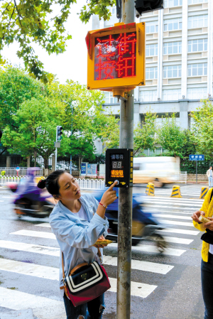 A pedestrian trying the new traffic light on Xuefu Road in Kunming, Yunnan Province. [Photo: times.clzg.cn]