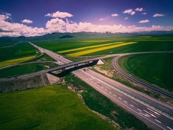 Construction of the road takes over six years, at a total cost of nearly 27 billion yuan (4 billion U.S. dollars). [Photo: chinahighway.com]