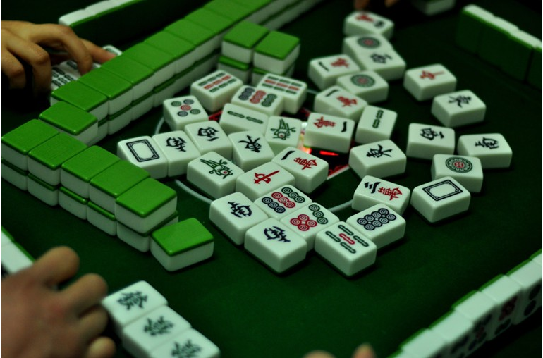 Mahjong requires 4 people to play [Photo: from Baidu.com]