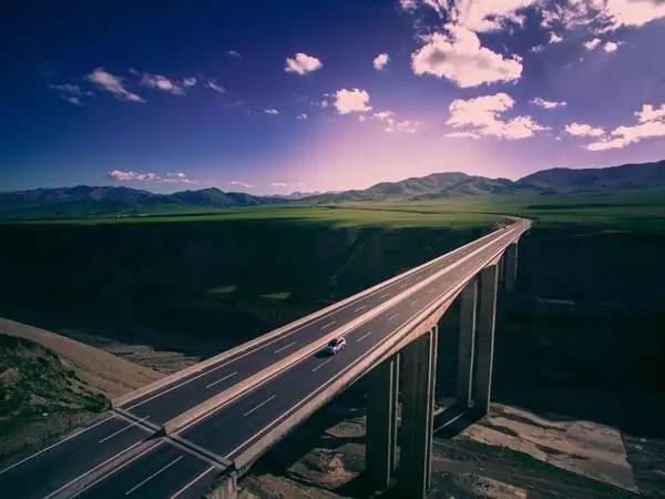 Construction of the road takes over six years, at a total cost of nearly 27 billion yuan (4 billion U.S. dollars). [Photo: chinahighway.com]