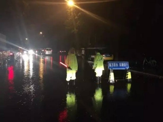 Short-term heavy rainfall hits Beijing on Wednesday evening. [Photo: Tencent]