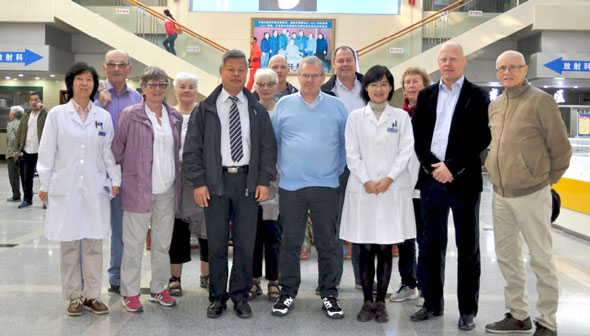 A group of doctors and patients from St.Olav’s Eye Clinic in the city of Tonsberg in Norway in a group photo with Chinese doctors at the Eye Hospital of China Academy of Chinese Medical Sciences in Beijing. [Photo:stolaveye.com]