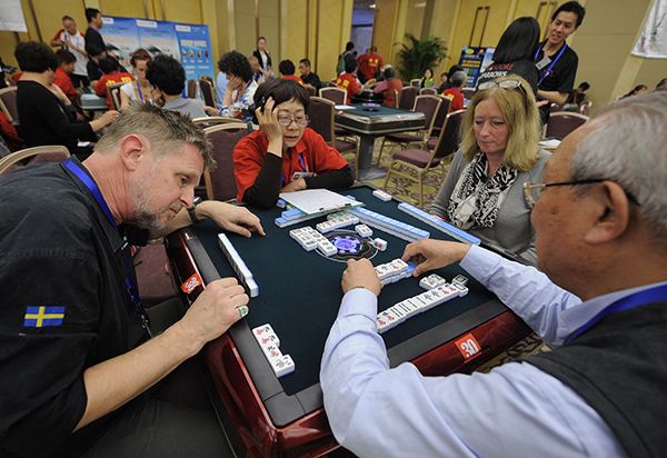 Foreigners are learning to play mahjong. [Photo: Baidu]