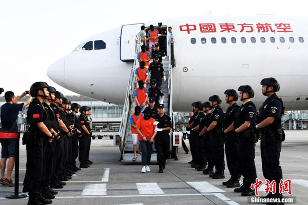 Suspects in a cross-border scam are brought back to Chengdu, Sichuan Province, from Indonesia by air on August 3, 2017. [Photo: Chinanews.com]