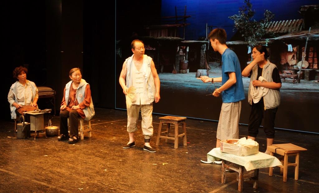 Retirees from Beijing’s Dongcheng District rehearse for a play at the Beijing People’s Art Theatre under directions of professional performer Zhu Shaopeng (second from right). [Photo: chinaplus]