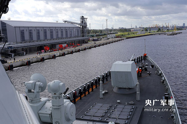 A Chinese naval fleet arrives at the Freeport of Riga to start a 3-day visit to the country on August 5, 2017. [Photo: cnr.cn]