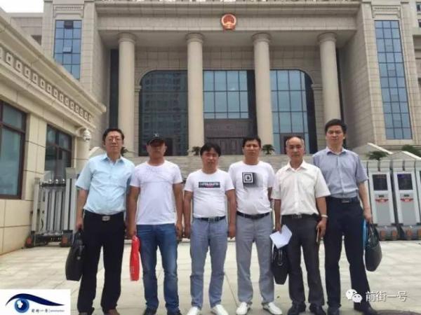 Cheng Lihe (second from the left), Fang Chunping (third from the left), Cheng Fagen (fourth form the left), three of the four men from Jiangxi Province who were sentenced to death in 2003 on charges of robbery, rape and homicide that happened in 2000. The four are expected to receive over 2.27 million yuan each from the state as compensation, citing a document issued by the High People's Court in Jiangxi Province on August 4, 2017. [File Photo: Wechat]