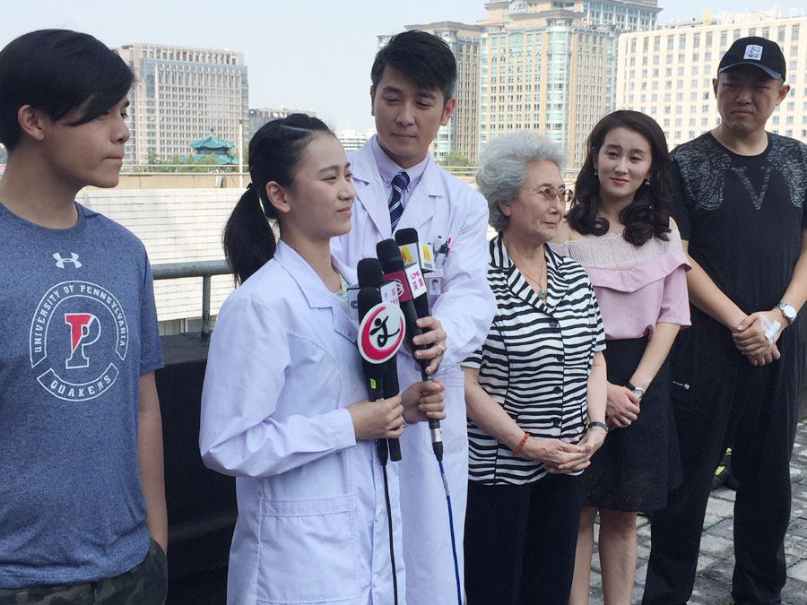 The cast of "Ni Ruo An Hao," including veteran Chinese actress Yuan Xia (3rd from right), actor Bao Jianfen (3rd from left) and actress Sui Yuan (2nd from left), meet journalists on set at a Beijing hospital on Aug 5, 2017. [Photo: China Plus]