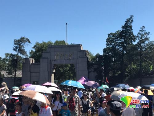 Crowds of people waiting at the west gate of Tsinghua University. [Photo: Youth.cn]