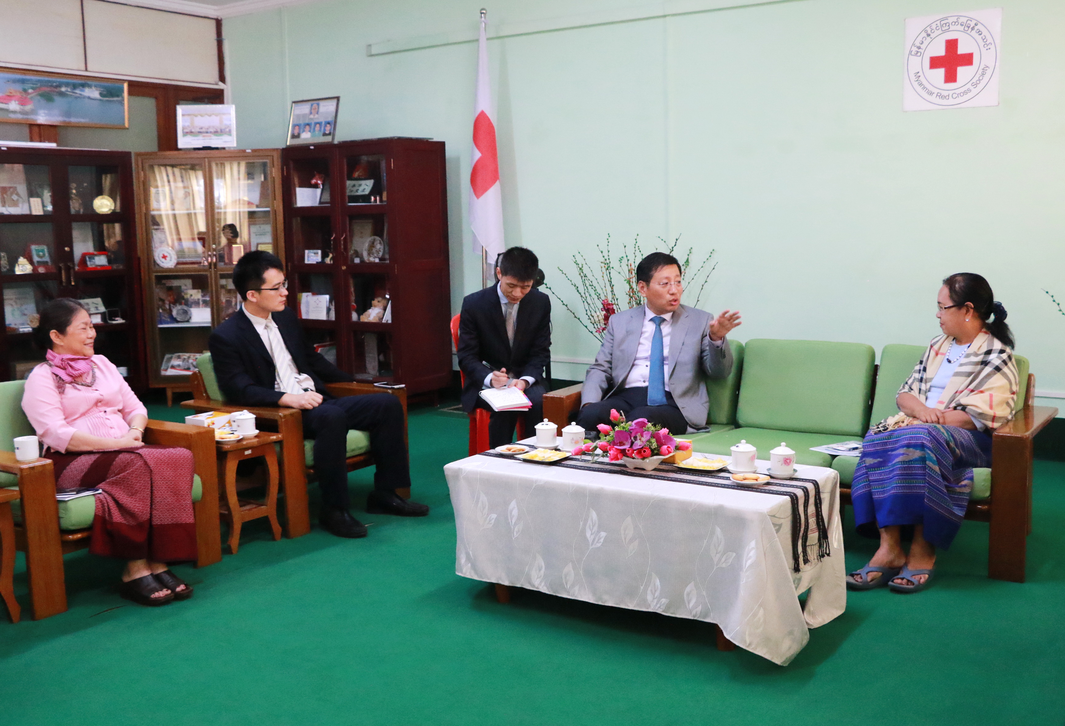 Chinese Ambassador to Myanmar Hong Liang (fourth from left) meeting Dr. Mya Thu (first from right), President of the Red Cross Society of Myanmar (RCSM), on Monday, August 7th, 2017.[Photo: China Plus/Tu Yun]