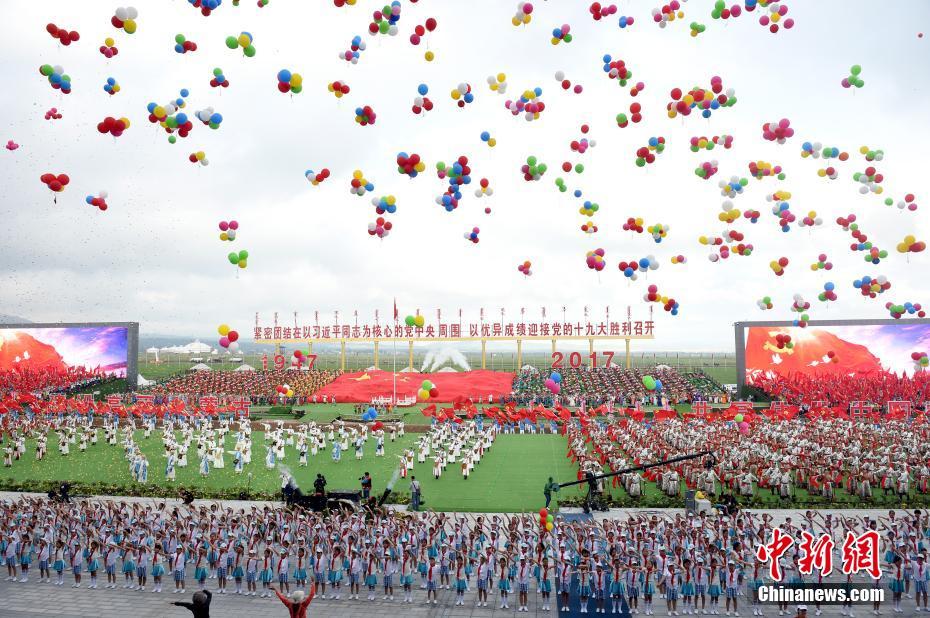 A ceremony is held to mark the 70th anniversary of the Inner Mongolia Autonomous Region in Hohhot, the regional capital, August 8, 2017. Around 20,000 people attended the ceremony, including China's top political advisor Yu Zhengsheng. [Photo: Chinanews.com]
