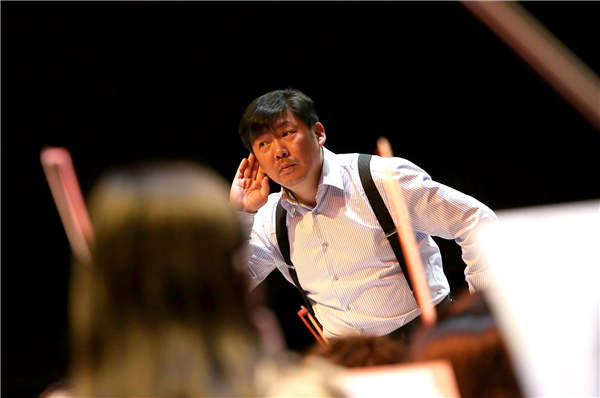 Yu Long leads the Shanghai Symphony Orchestra at the Lucerne Festival in Switzerland in August. [Photo: China Daily]